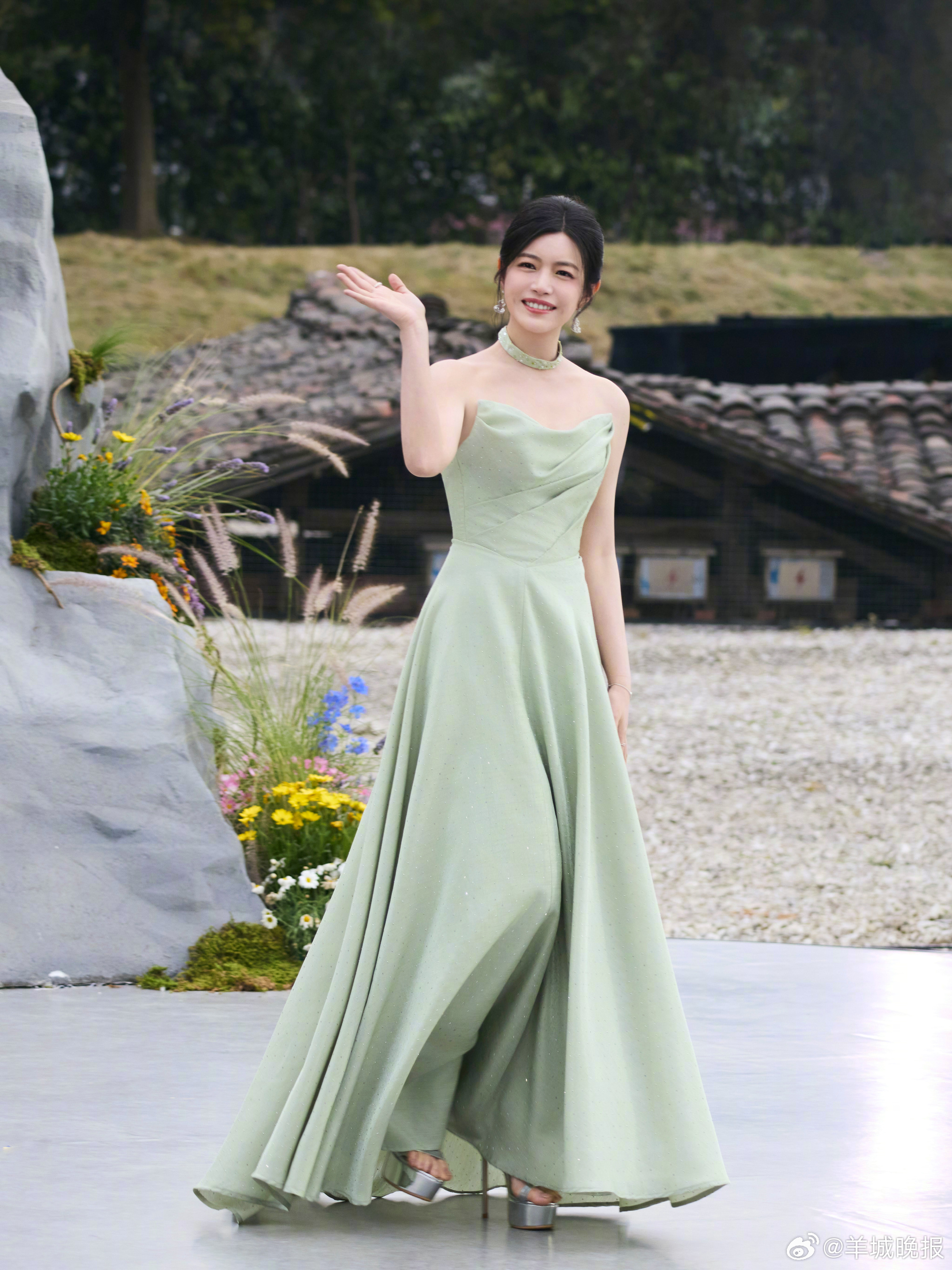 众女星绿色礼服亮相，清新造型引热议