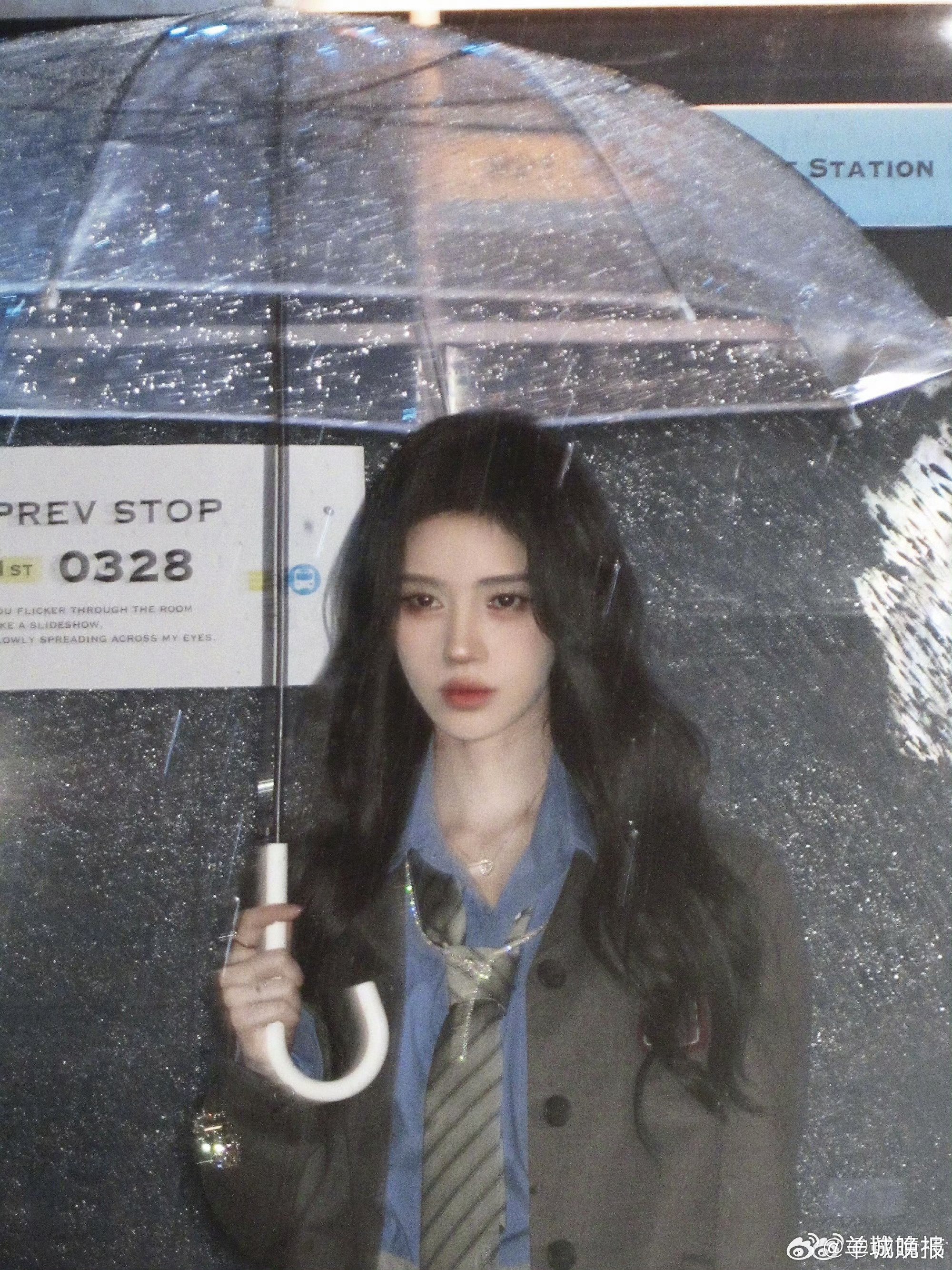 众星撑伞瞬间氛围感拉满引热议