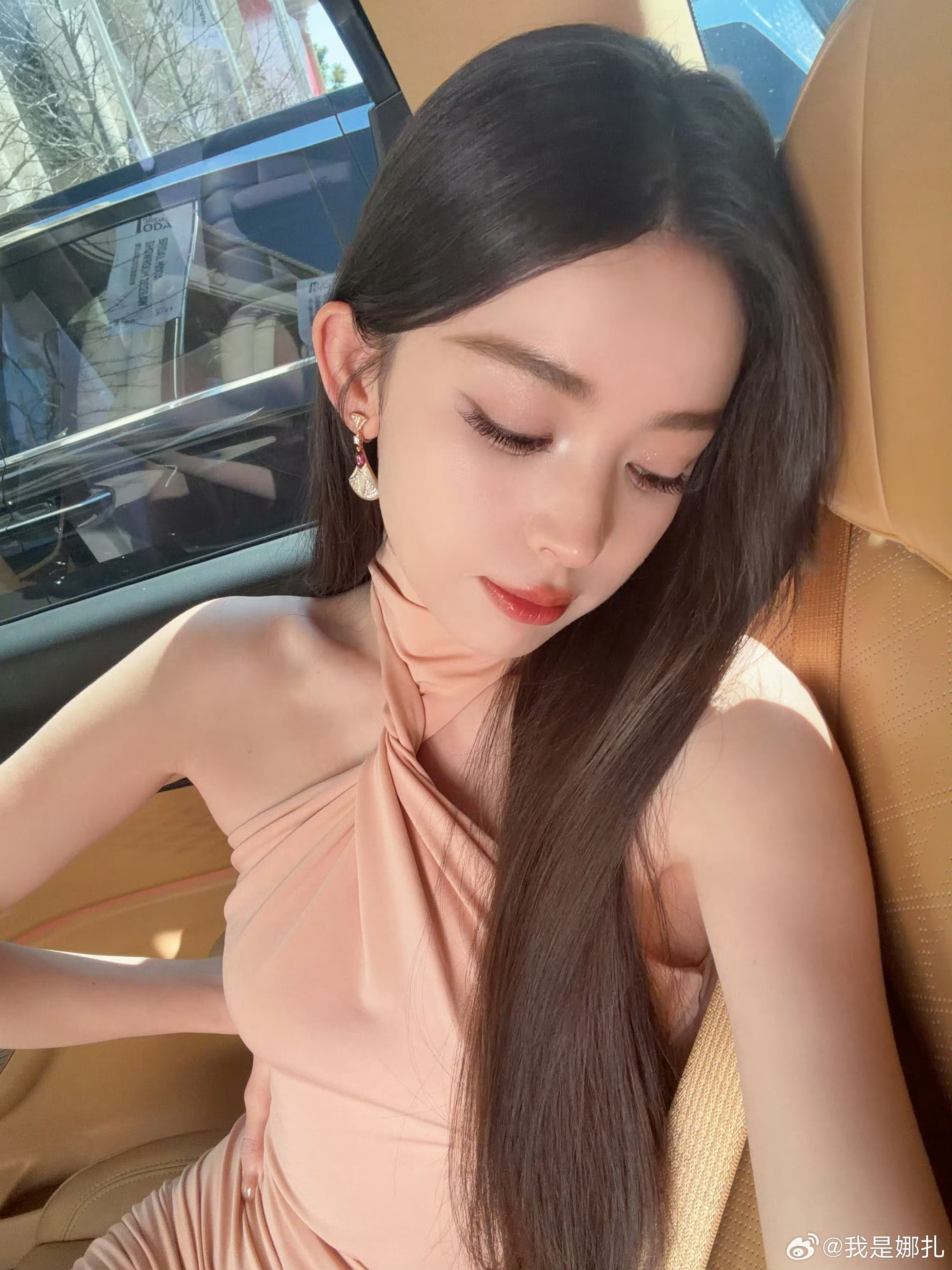 娜扎晒怼脸自拍，无死角建模脸引赞叹