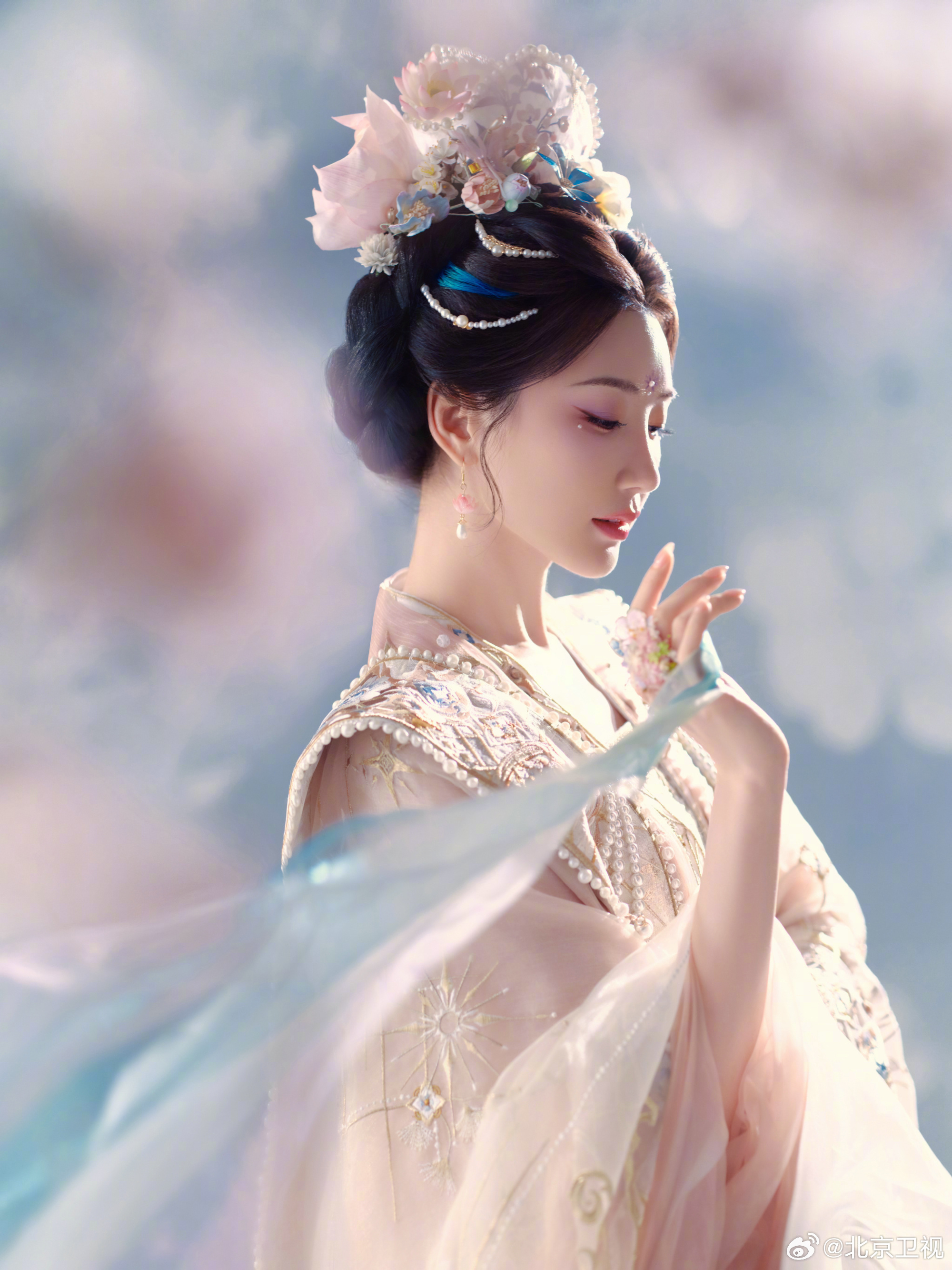 毛晓彤粉纱绣金花神造型仙气飘飘