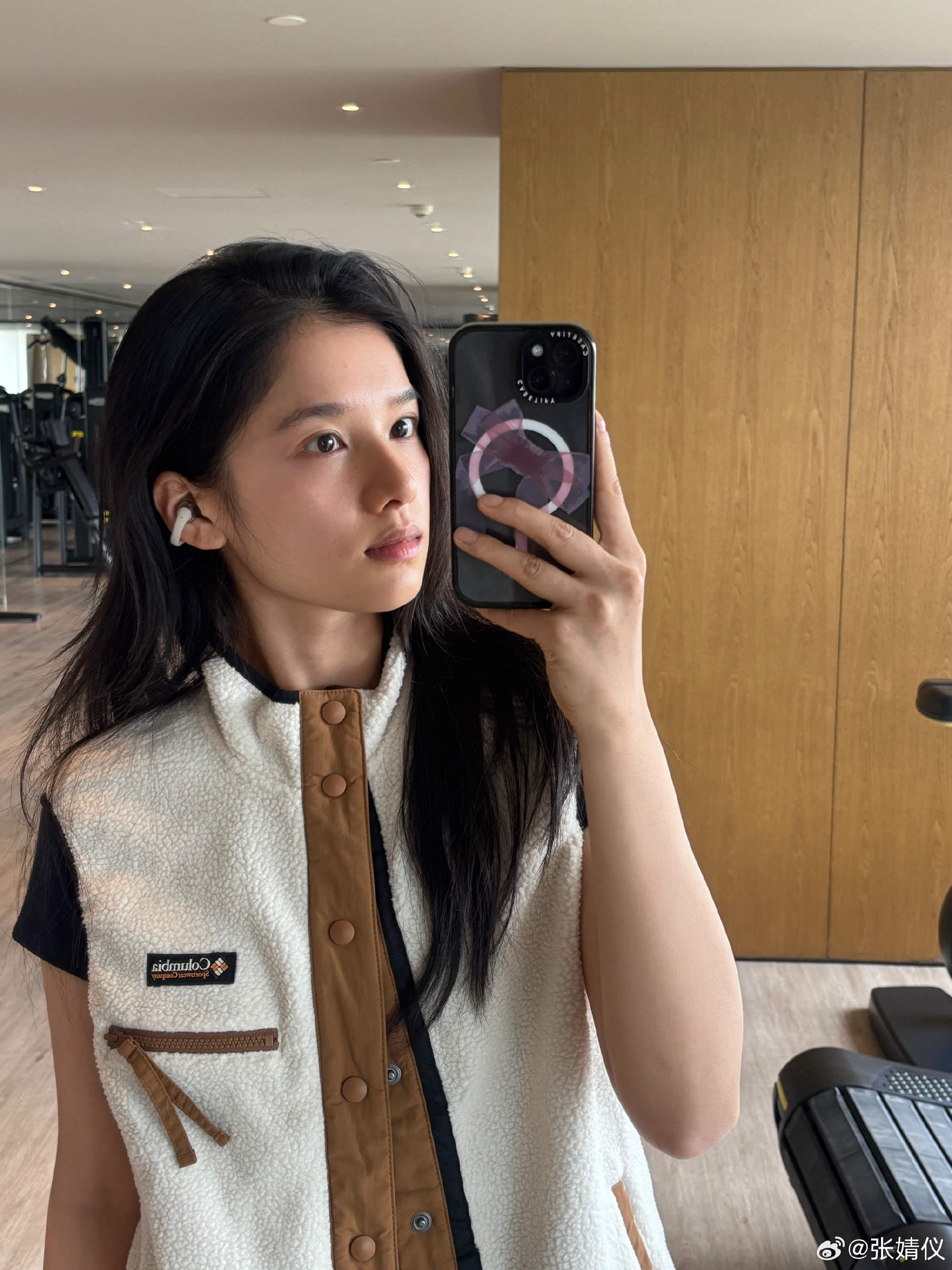 张婧仪晒日常plog，九图穿搭跨越三季节