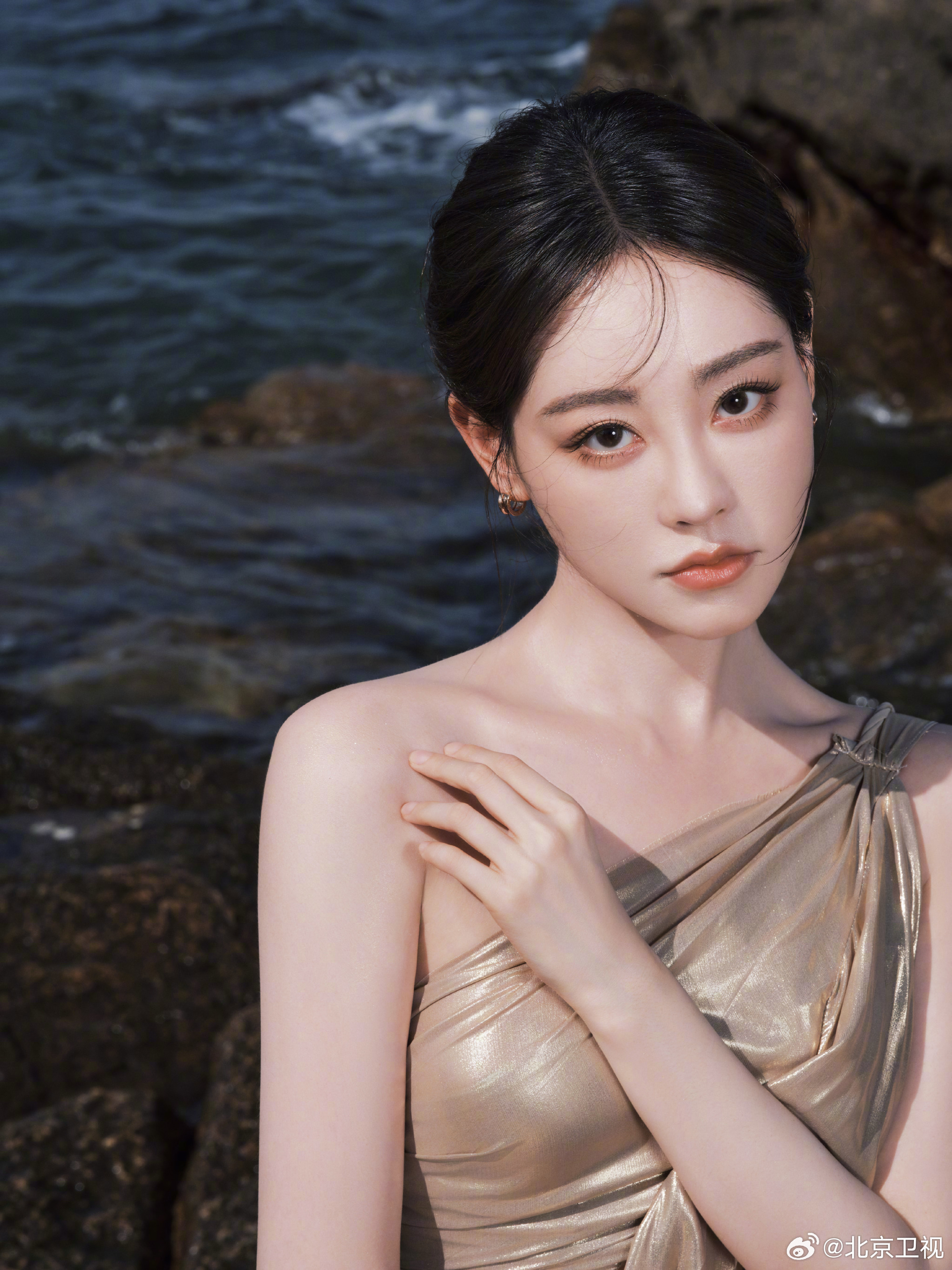 祝绪丹鎏金裙装演绎海之神女，光影交织尽显神话之美