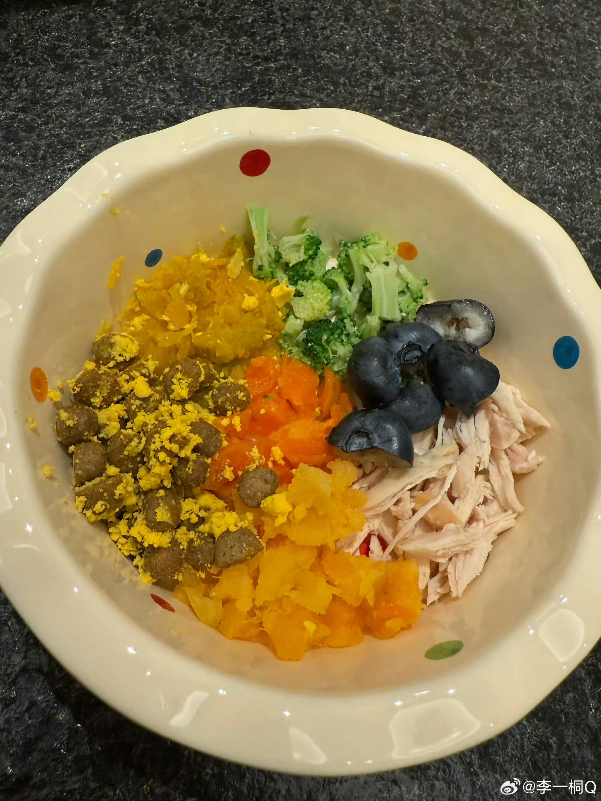 李一桐晒亲手搭配宠物餐，用营养均衡食材证明厨艺