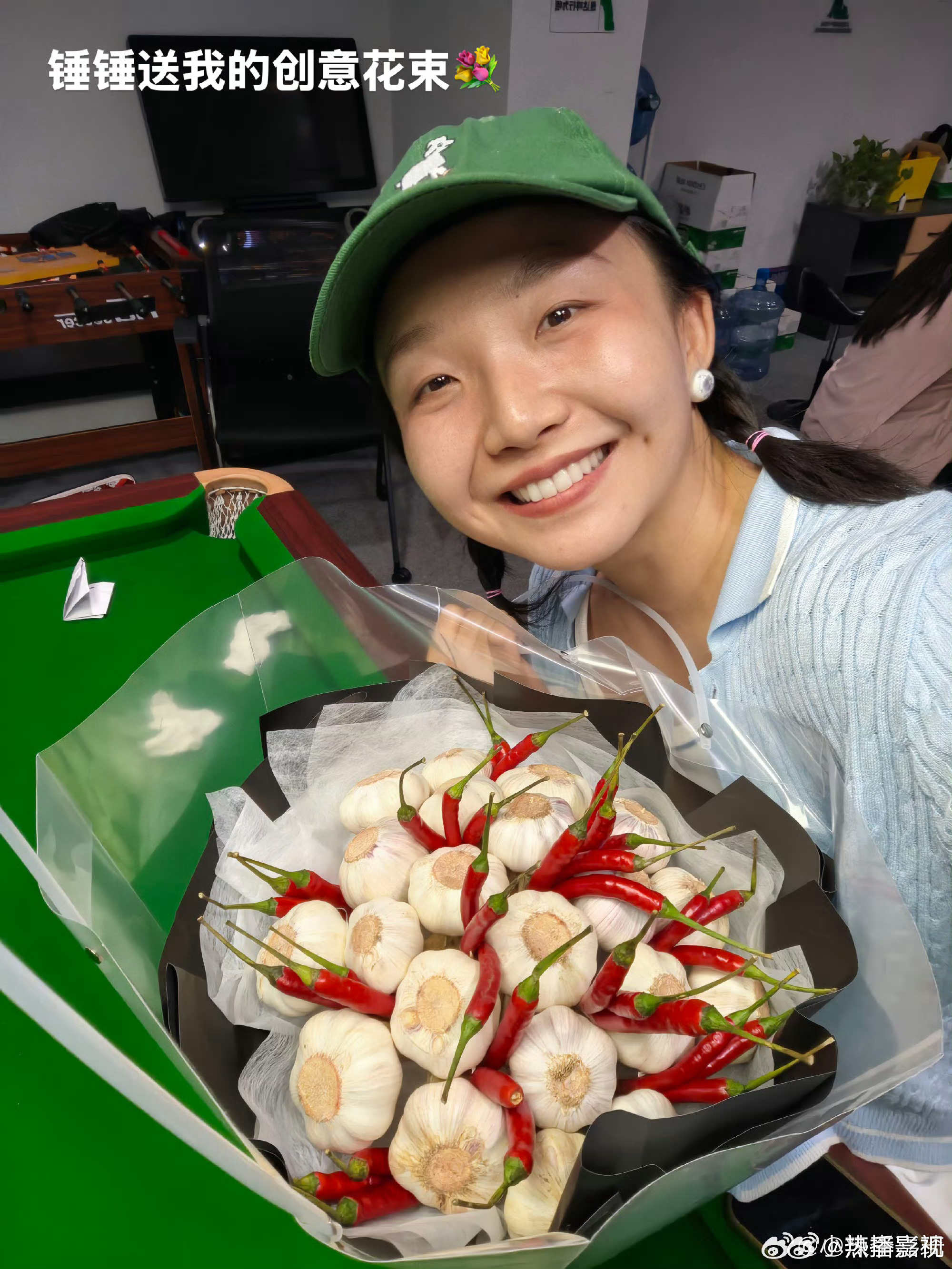 锤娜丽莎送辣目洋子大蒜辣椒花，与李川疯狂秀恩爱