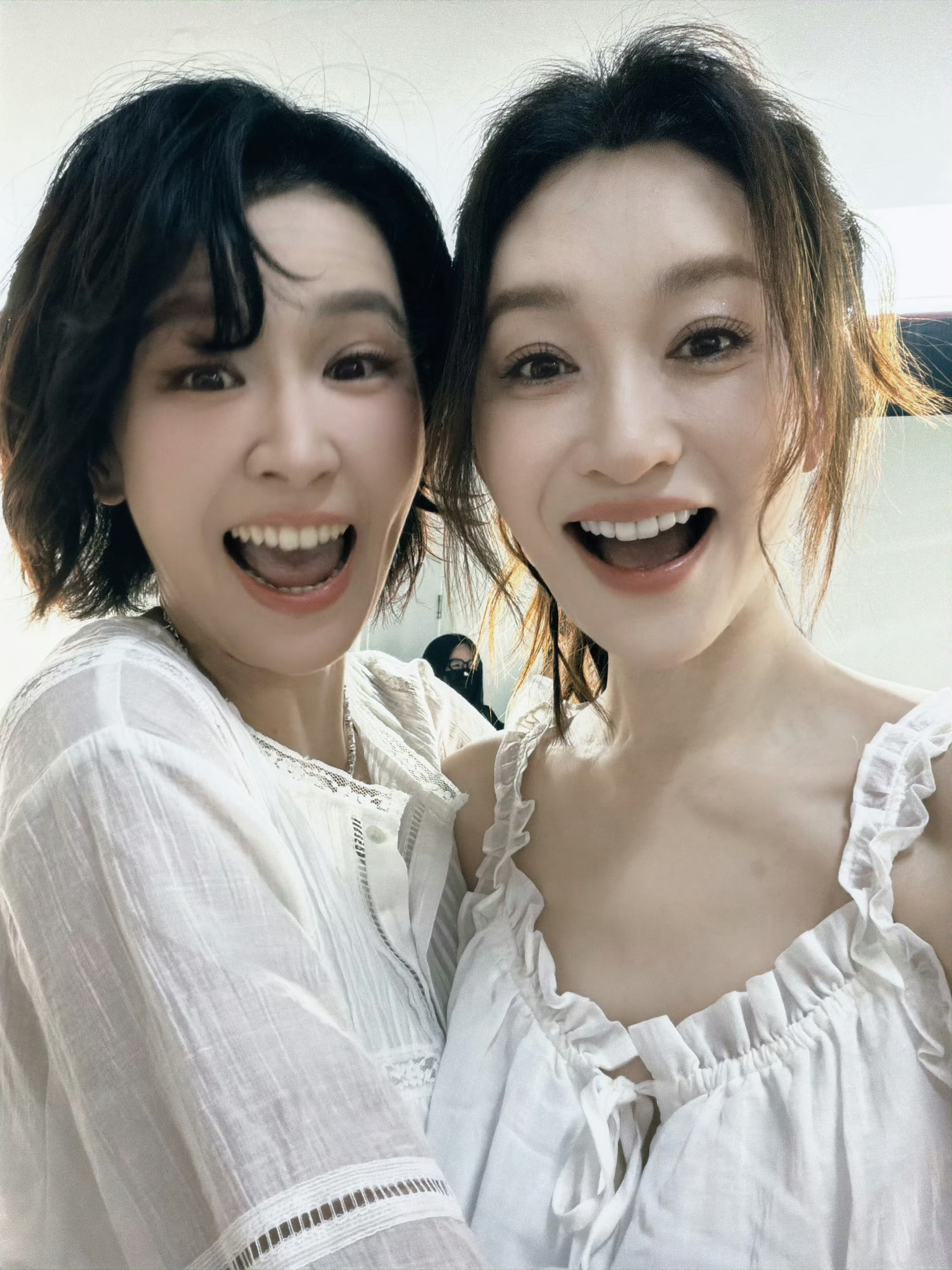 李小冉晒曾沛慈等姐姐芒果夜聚会合照