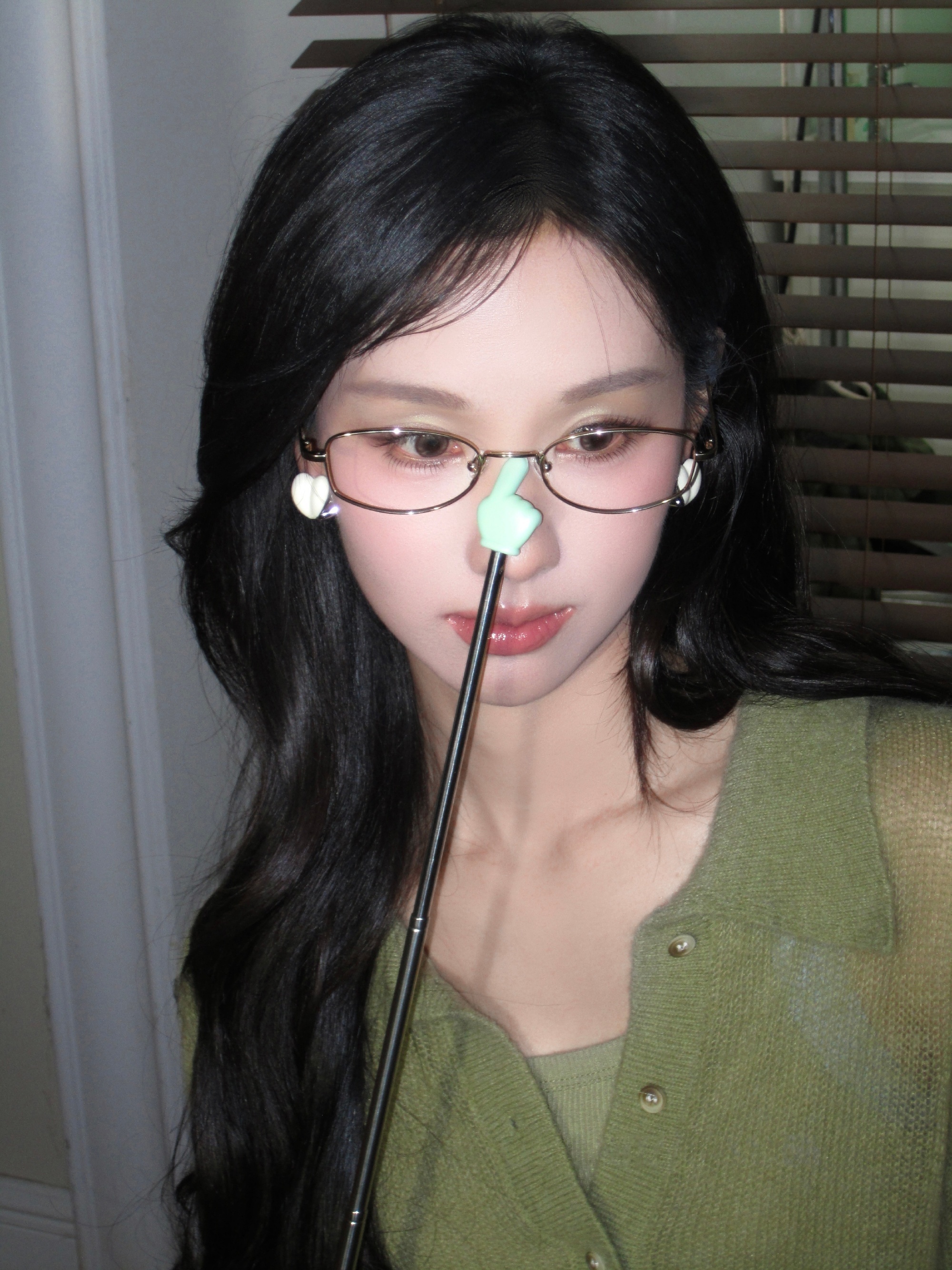 @陈都灵 麻辣女教师上线 简约细银框搭配温柔长卷发，一身橄榄绿上衣…