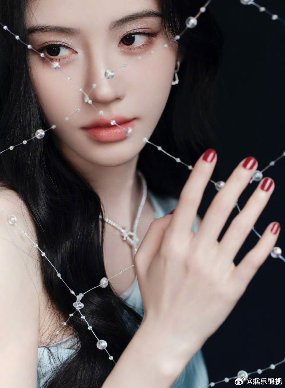 鞠婧祎冰蓝高定亮相，清冷灵动尽显窈窕身姿