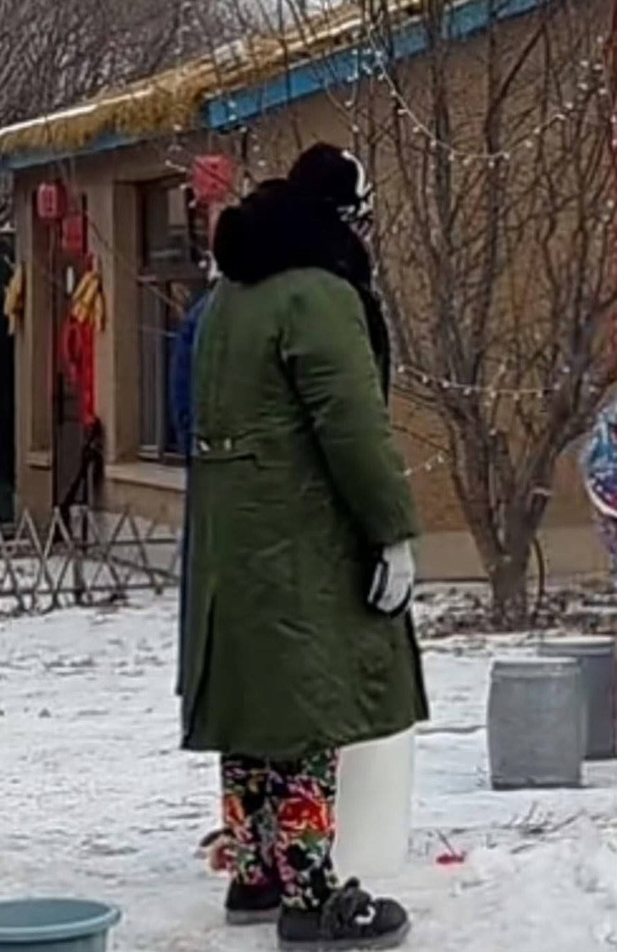 刘耀文裹棉袄走红毯，军大衣造型独树一帜