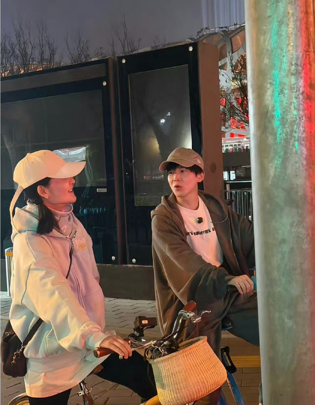 谢娜沈凌夜骑为张杰买花