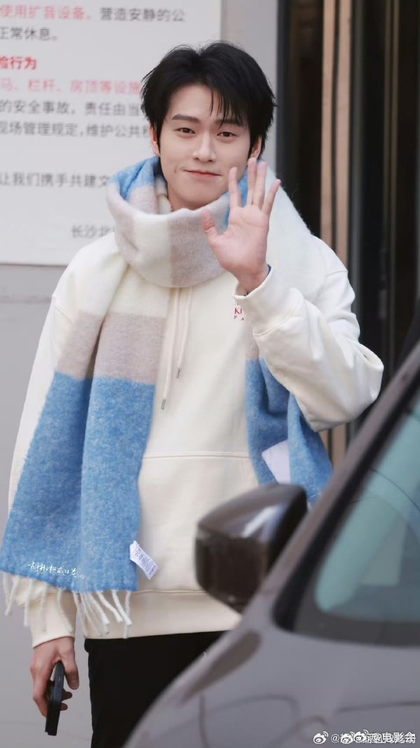 魏大勋穿白毛衣亮相你好星期六显害羞