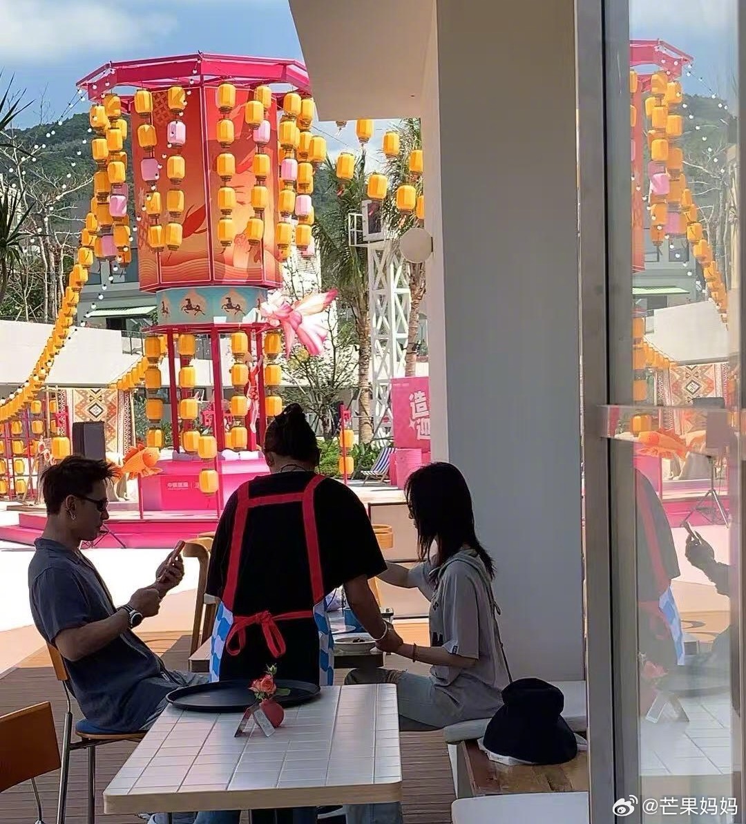 网友偶遇吴谨言洪尧日月湾度假，吴谨言体态挺拔