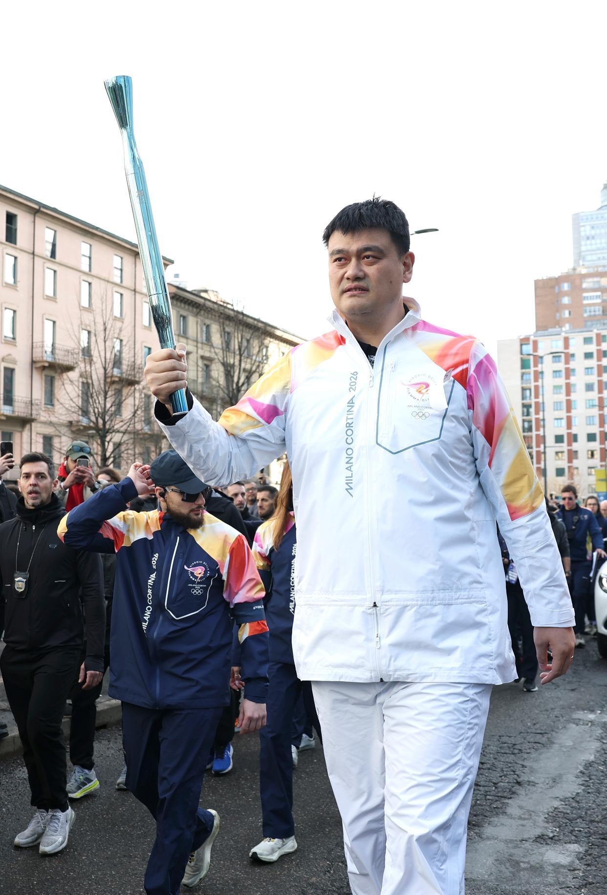 姚明米兰传递冬奥火炬，身高显眼