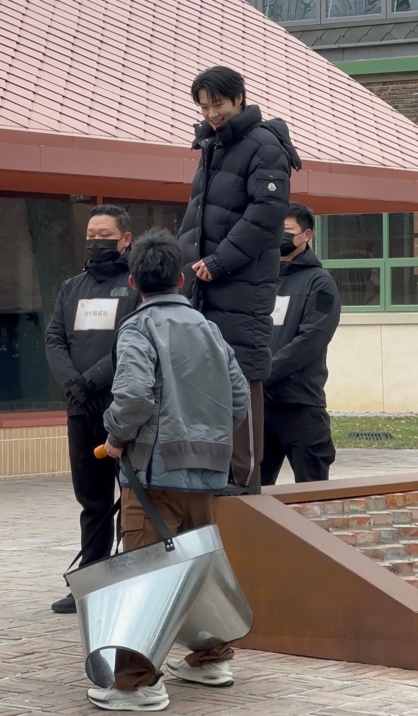 杨迪跳起仅及魏大勋膝盖，身高差引热议