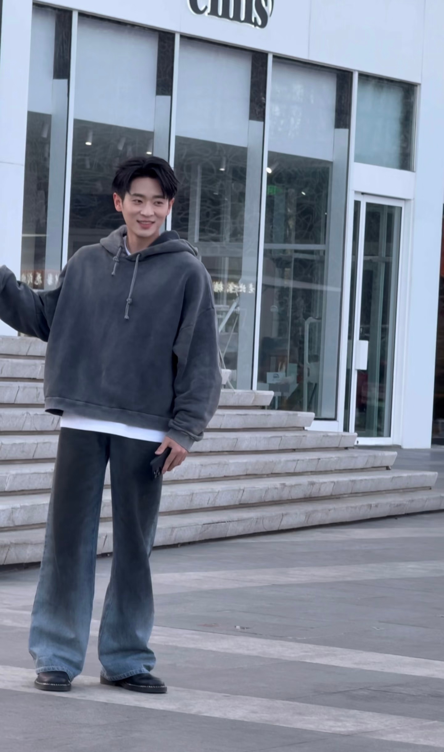 丞磊卫衣牛仔裤亮相路人镜头少年感十足