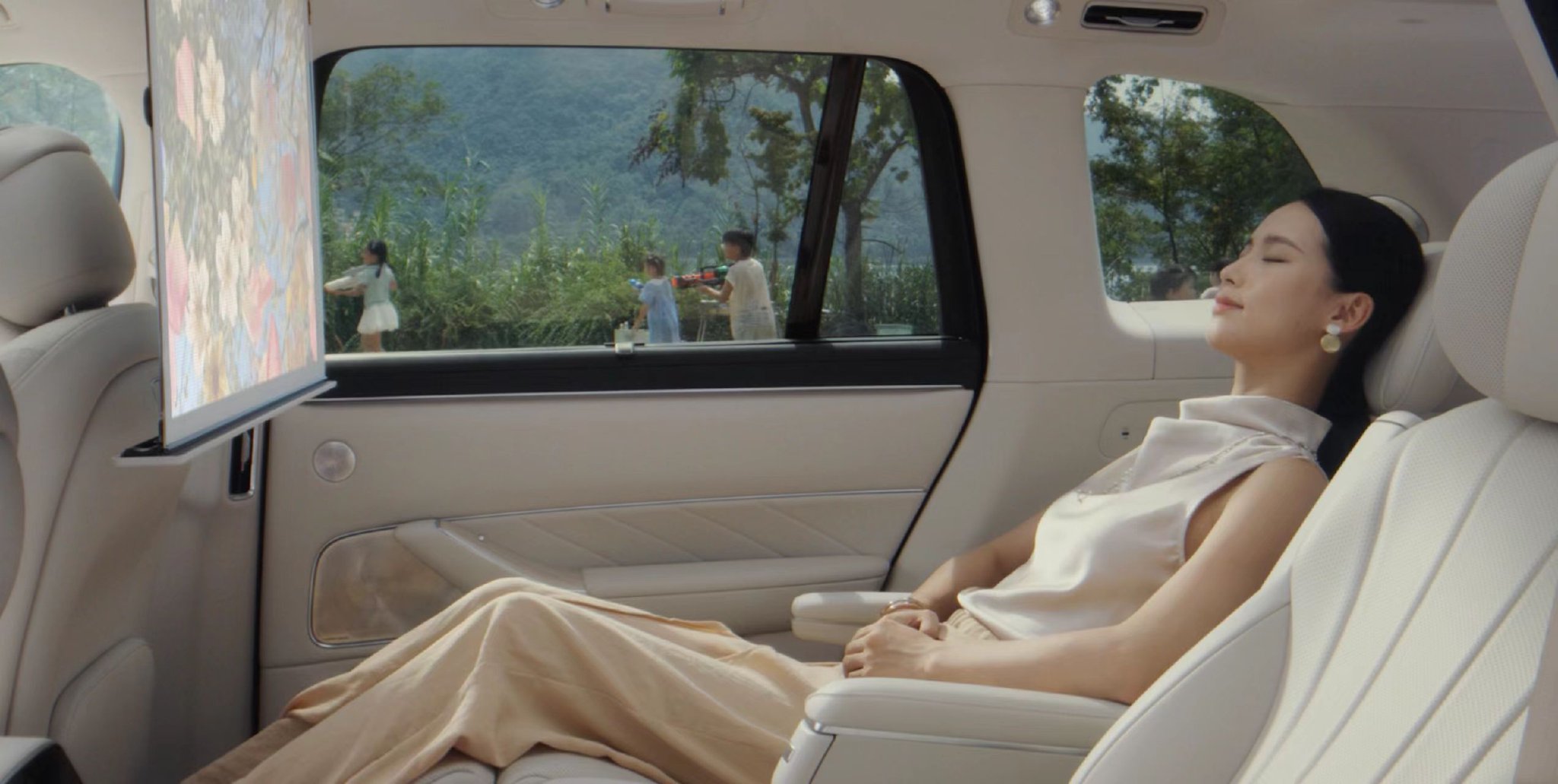 问界M8销量破两万，巨幕投影、智能泊车打造移动音乐厅