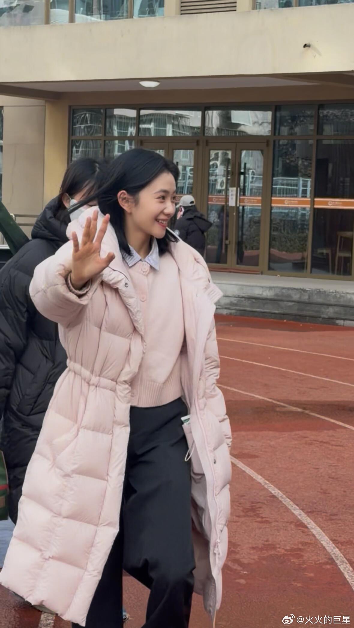 刘浩存黄轩重返北舞拍摄粉丝互动