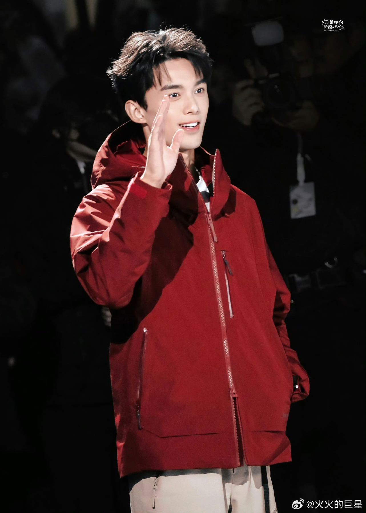 吴磊红色冲锋衣造型亮相，笑容阳光活力十足