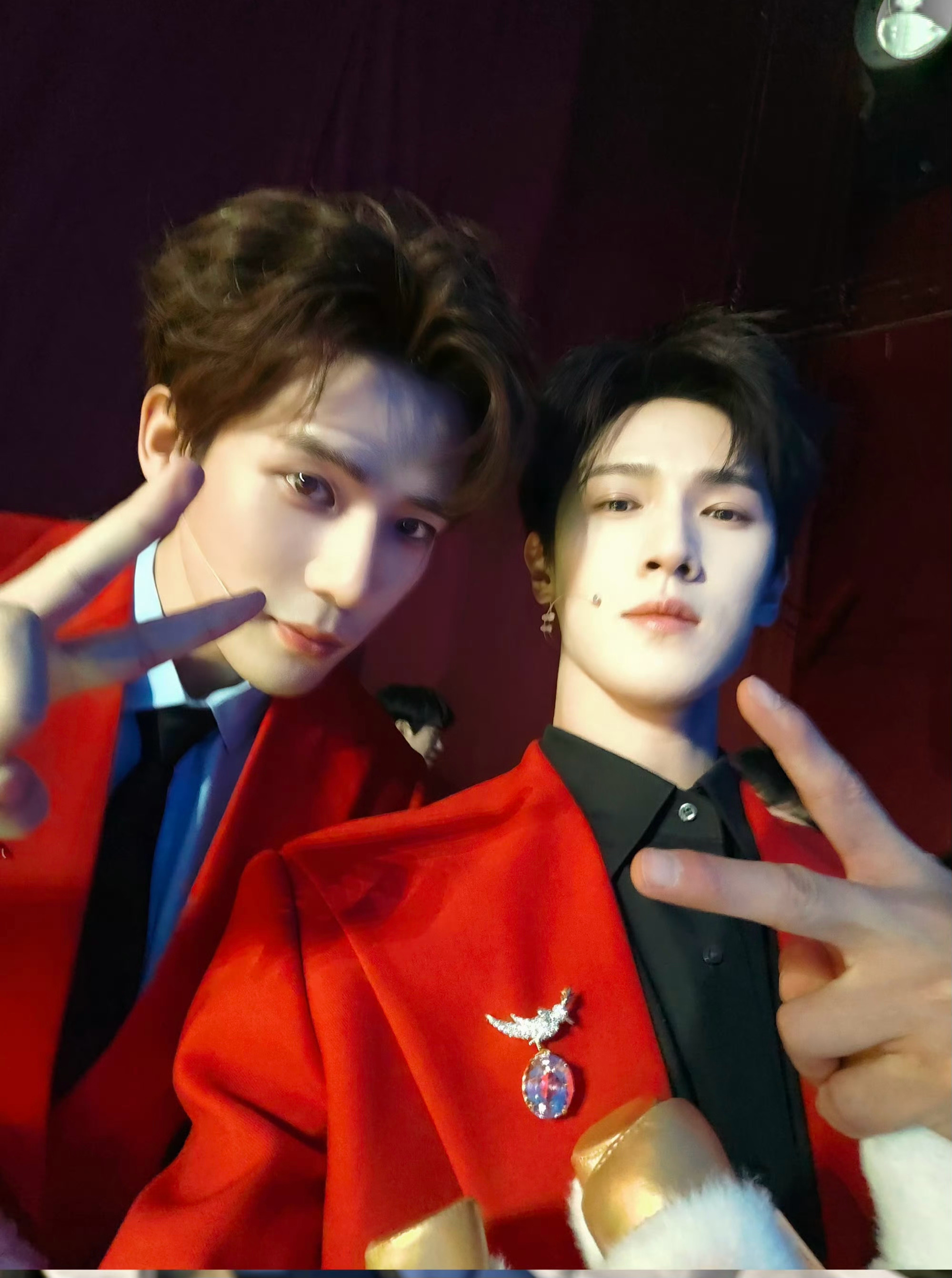 李昀锐王安宇后台合照曝光