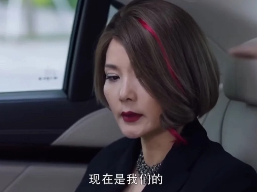 何赛飞新妆造引热议，被指神似郭京飞女装扮相