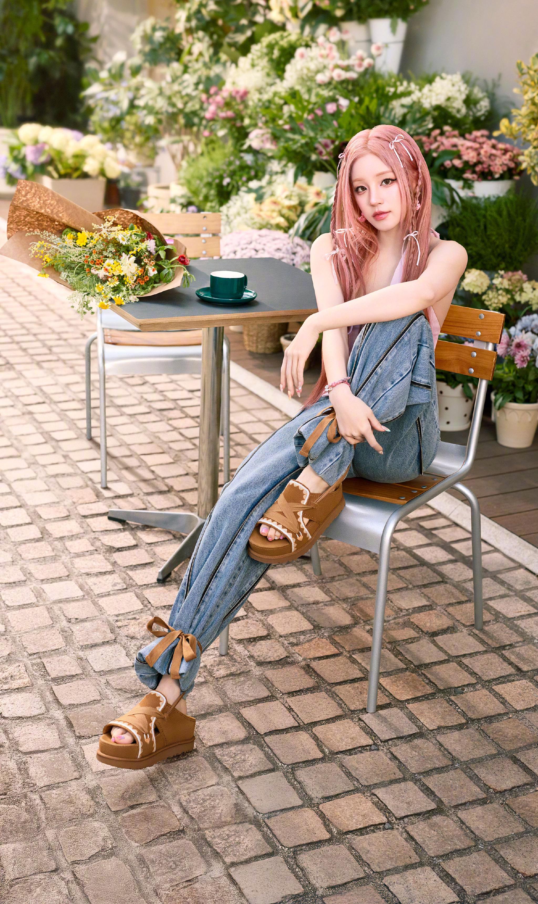 UGG携宋雨琦发布2026春夏金星凉鞋系列