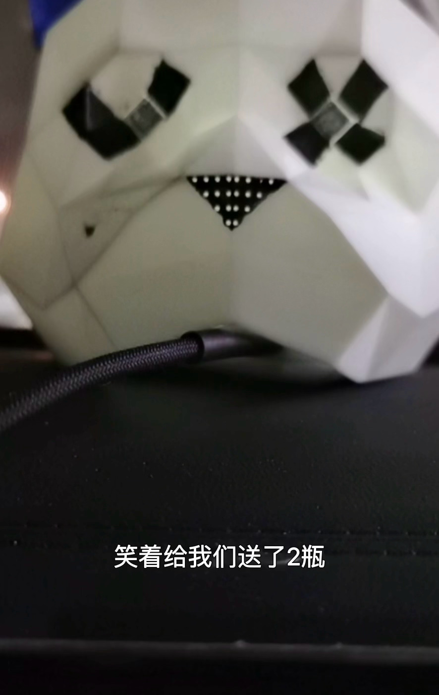 章若楠送水慰劳狗仔，笑称兄弟辛苦了