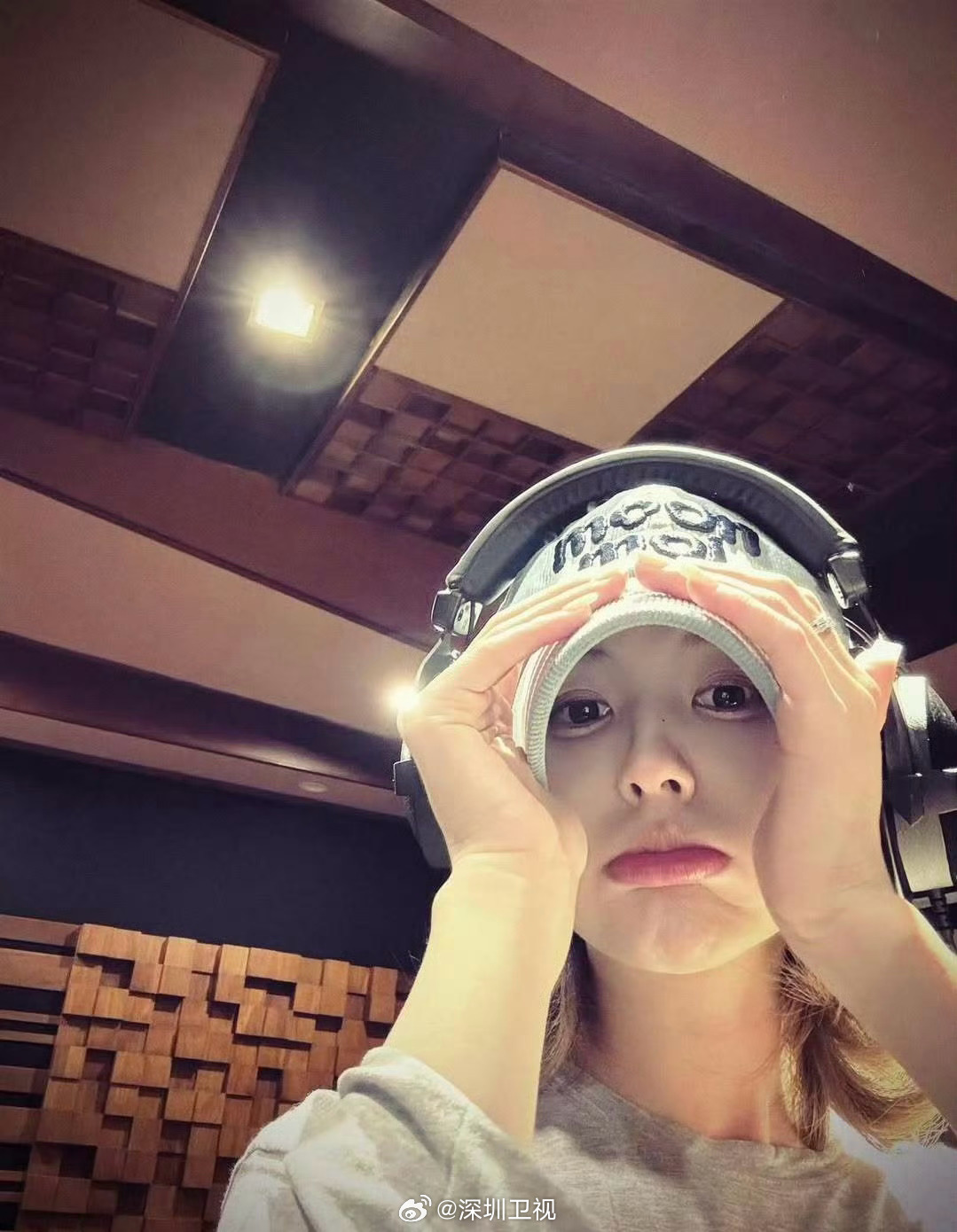 赵露思晒录音室自拍照疑录新歌