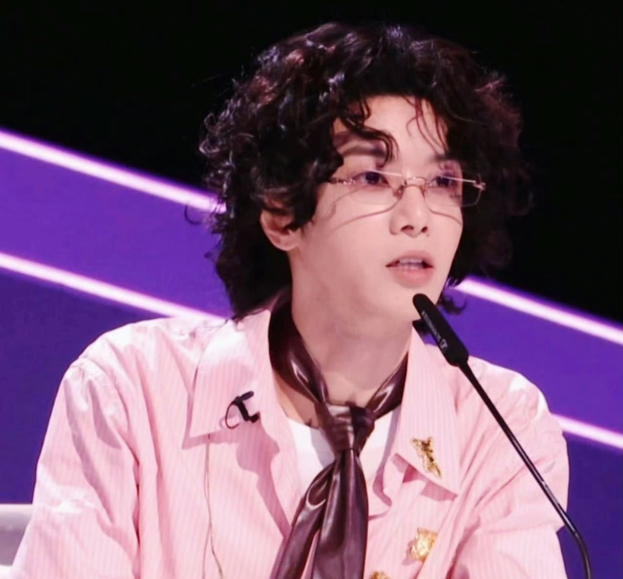 华晨宇卷毛粉衫亮相声鸣远扬直播