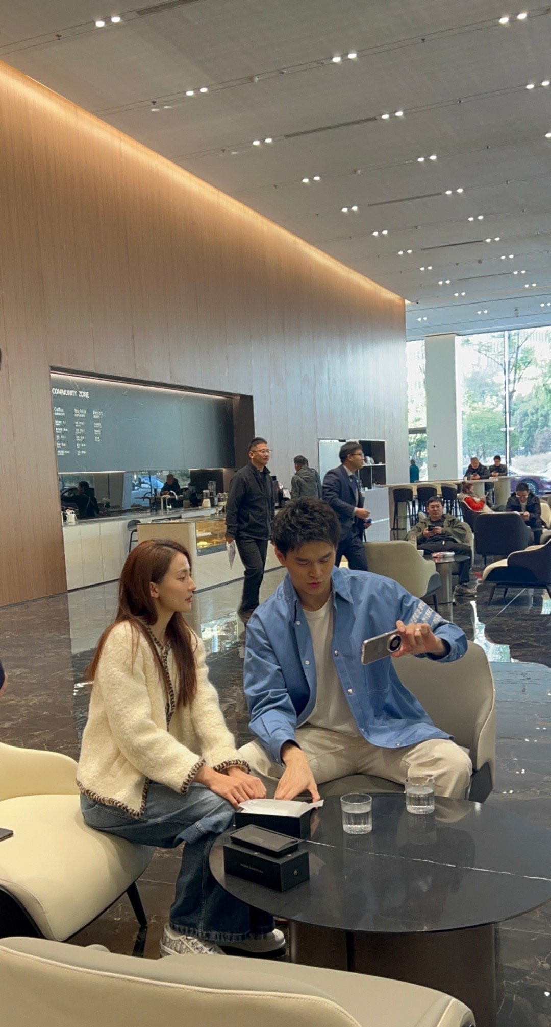 孙杨张豆豆杭州逛街体验新款手机