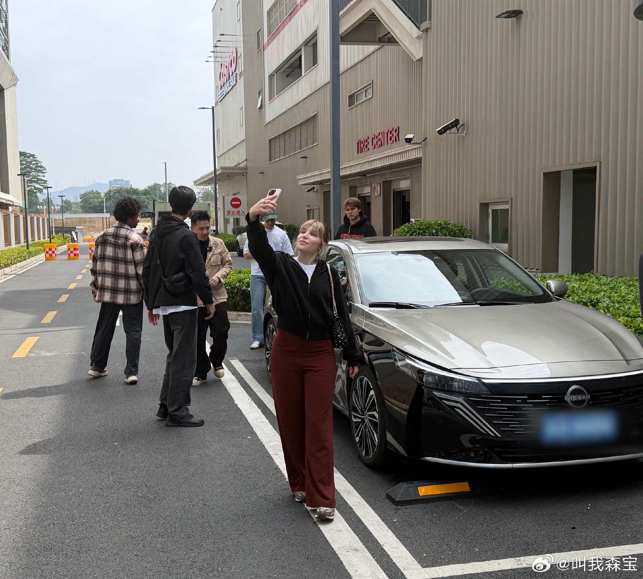 天籁鸿蒙座舱S380大师版亮相，老外惊叹油车智能系统