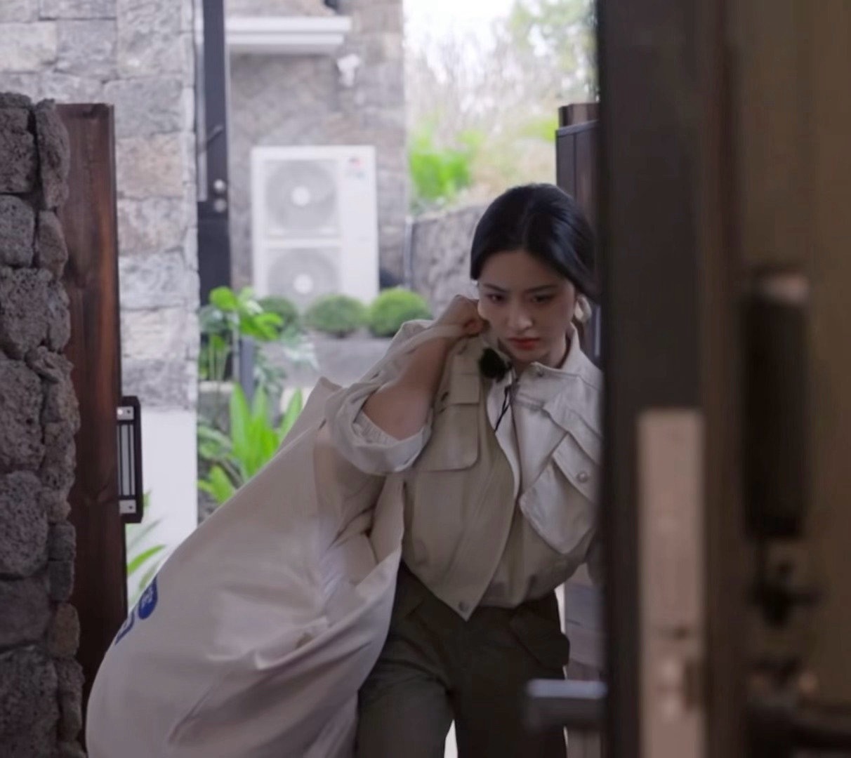 沈月携大包裹整理房间被卡门外