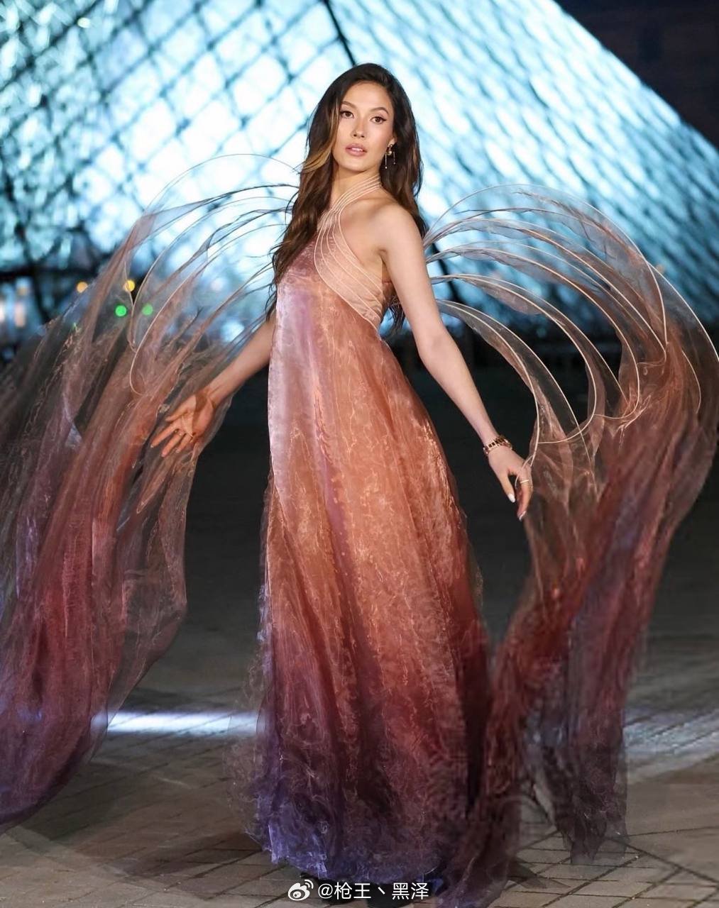 谷爱凌土耳其机场被偶遇后现身卢浮宫