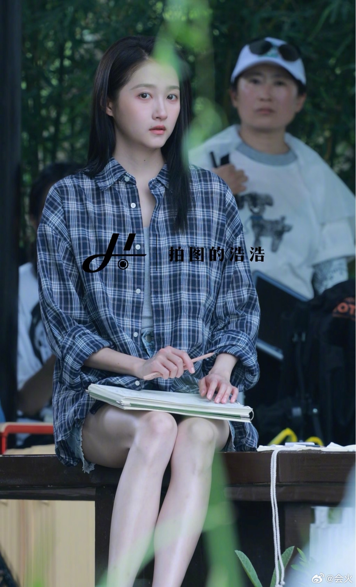关晓彤格子衬衫红掌写生，文艺女青年即视感