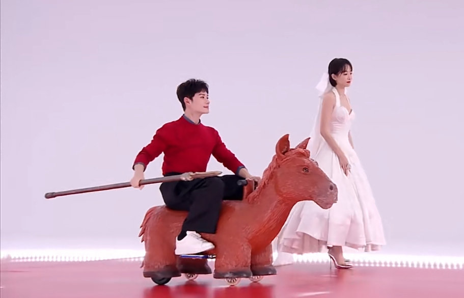 宋茜活动现场憋笑引热议