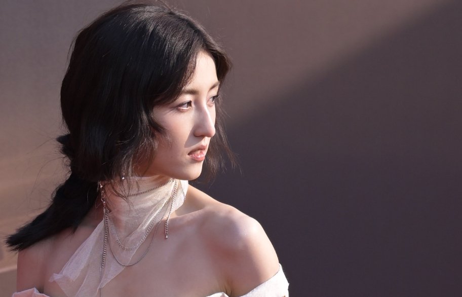 张子枫以希腊神女造型亮相CMG盛典红毯