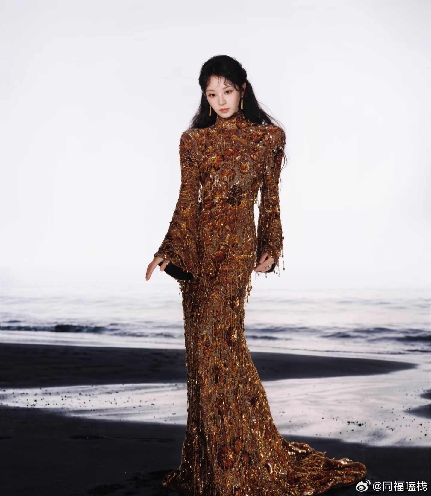 田曦薇金色女神造型亮相腾讯视频星光大赏