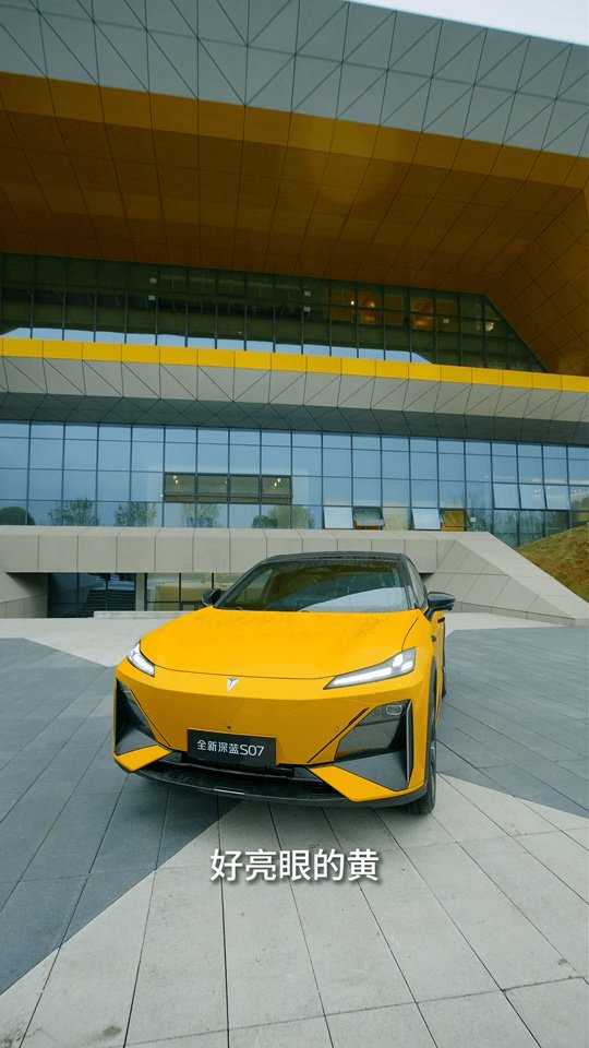 重庆狼队清清体验深蓝S07智驾，通勤变移动休息室