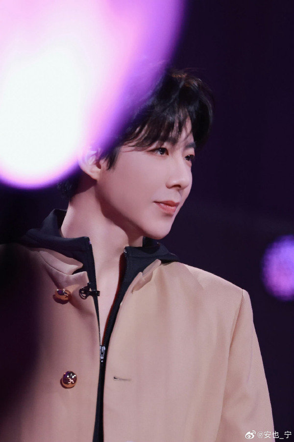 周深刘宇宁跨年合唱大鱼，互怼身高引爆笑