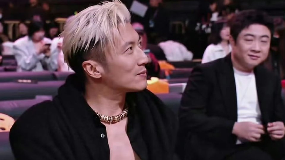 乔杉谢霆锋同框引热议，网友调侃三轮车偷瞄法拉利