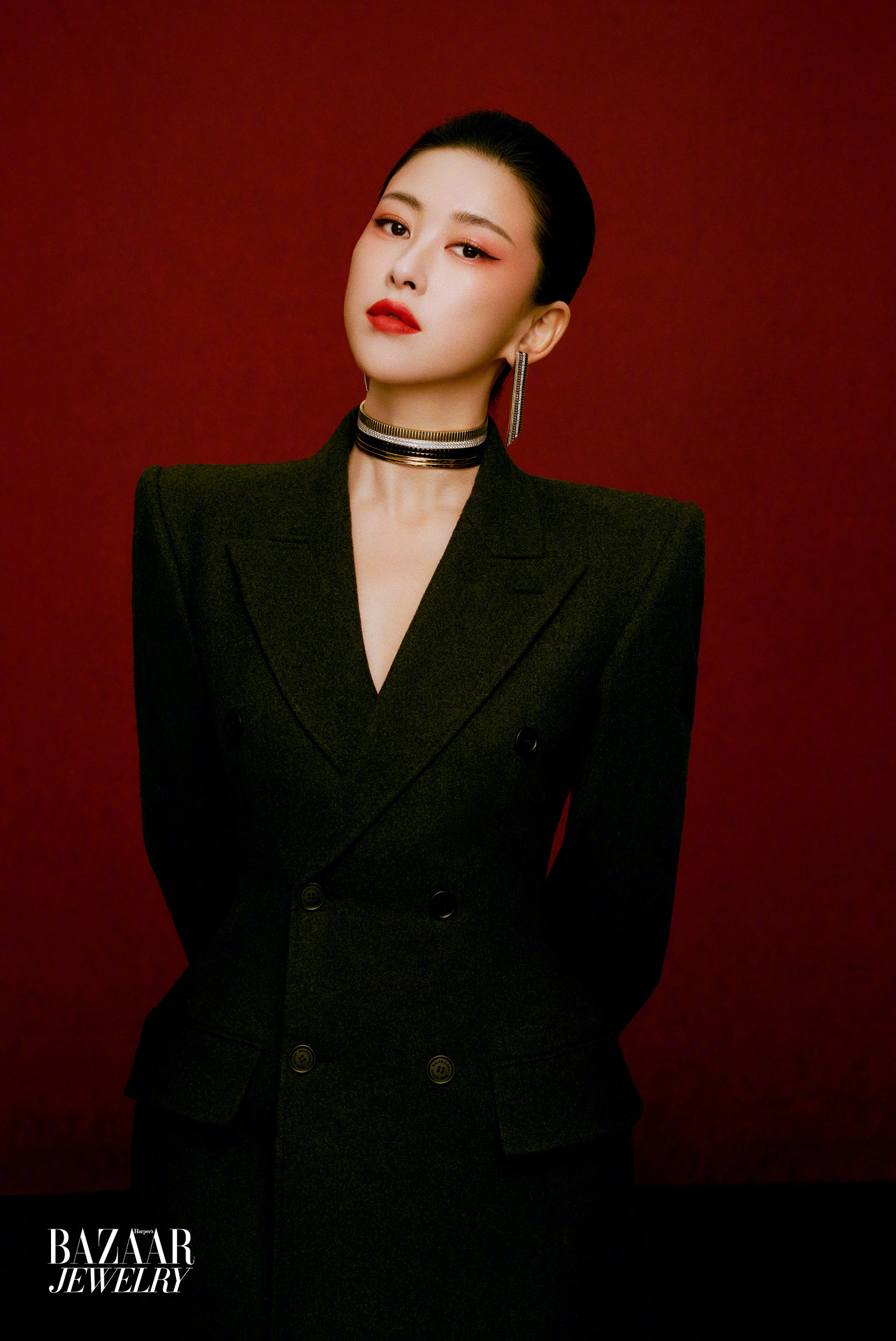 朱珠登时尚芭莎珠宝开年封面，演绎徐悲鸿水墨奔马与当代珠宝