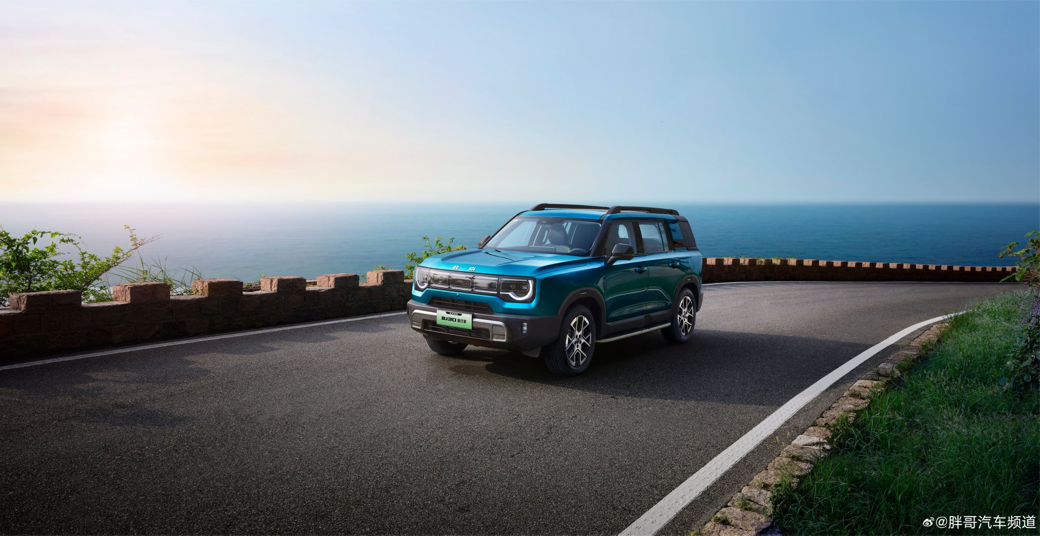 李庚希驾驶BJ30挑战黑级雪道，三擎电四驱展现极速响应