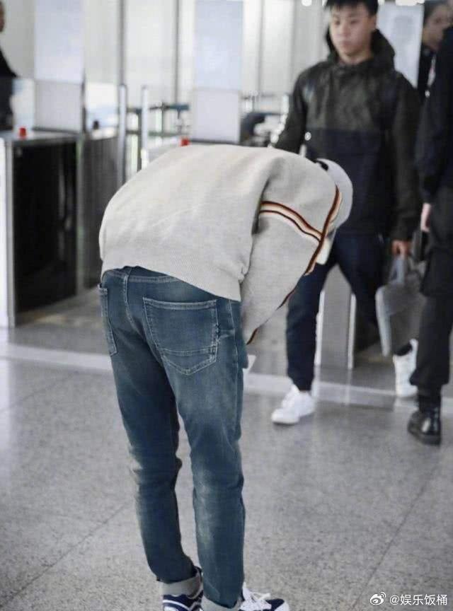 王俊凯压低价路演票价，90度鞠躬谢粉丝