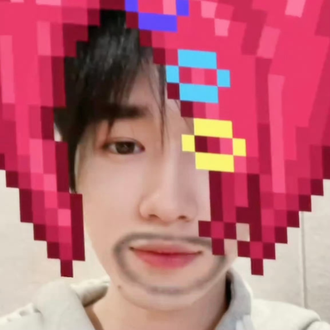 宋亚轩公开表白时代峰峻并展示李飞贴纸