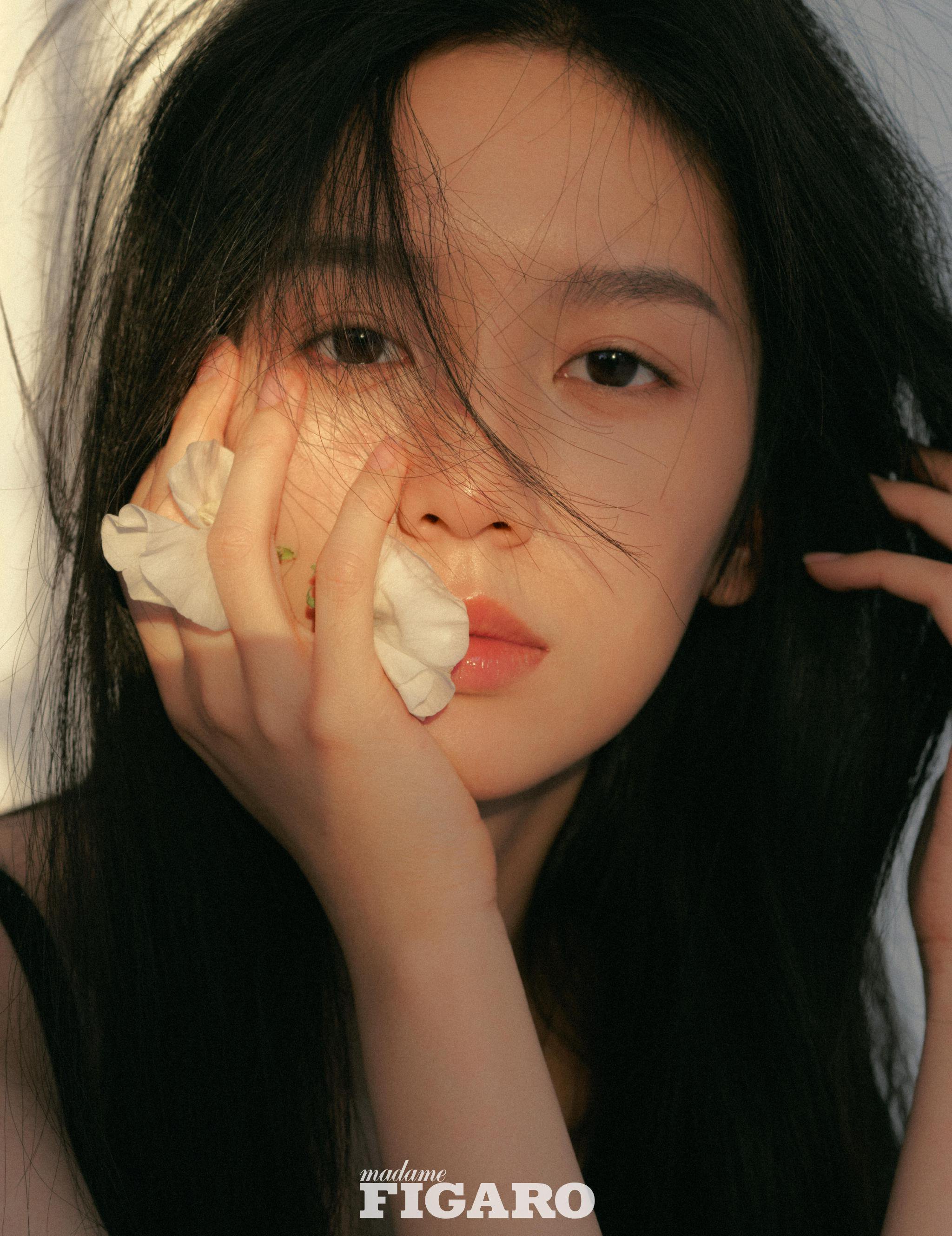 周也新片挑战素颜出镜