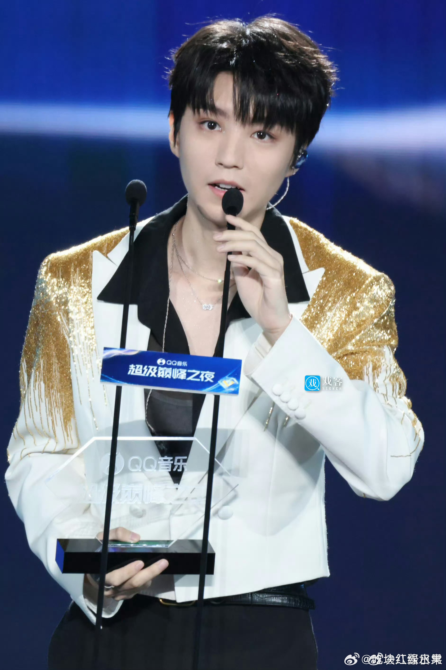 王俊凯丁禹兮亮相q音盛典，与粉丝互动生图曝光
