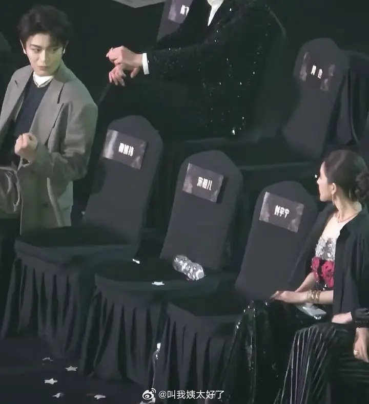 丁禹兮片场暖心举动频出，为多位艺人提供帮助