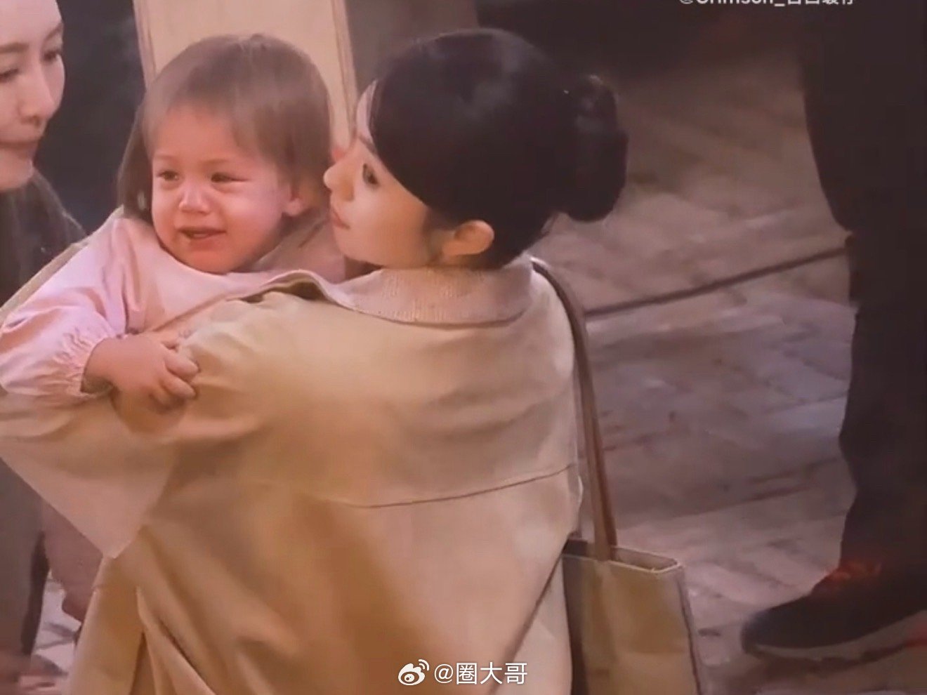 刘浩存新剧抱孩子路透曝光，耐心哄小演员