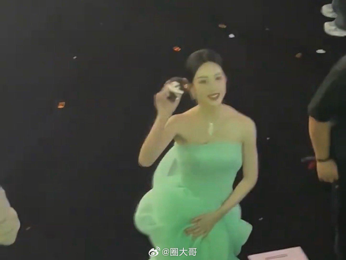 陈都灵星光大赏离场手举粉丝庄寒雁娃娃互动