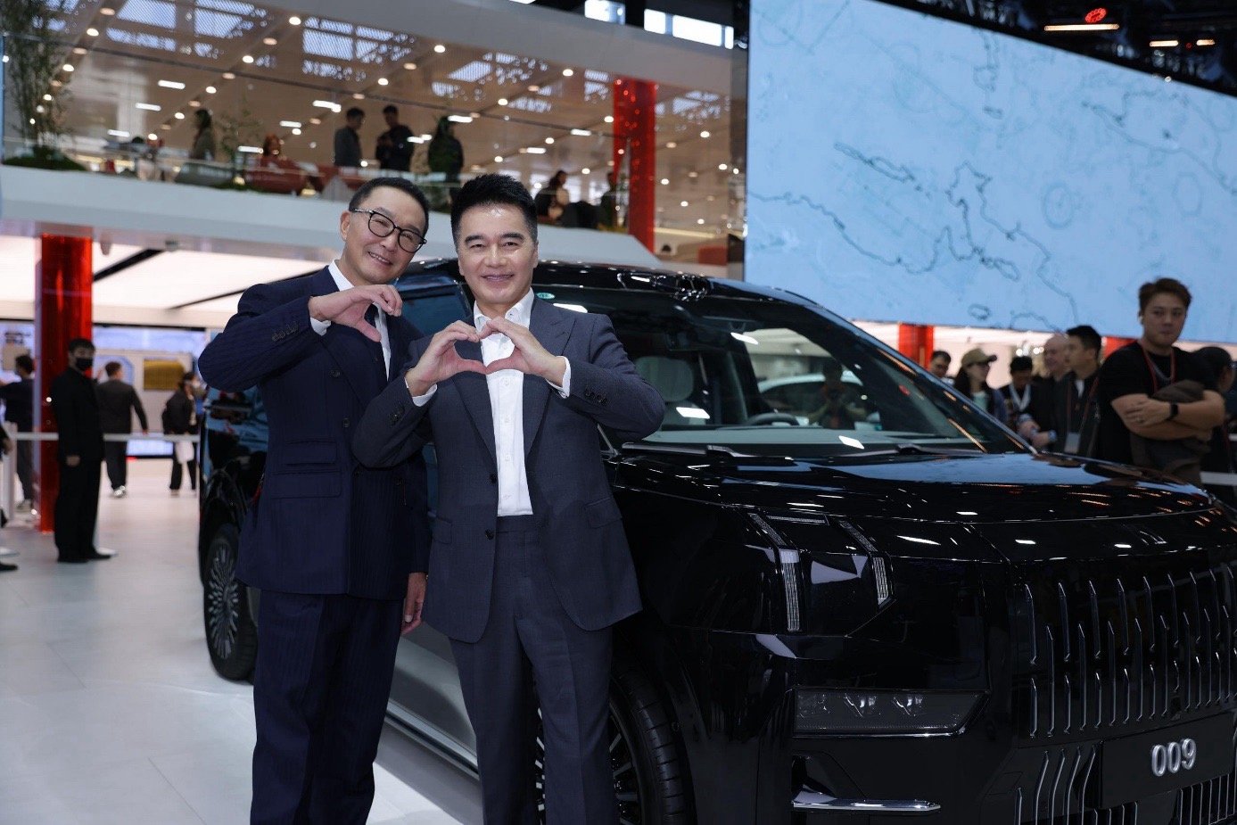 极氪9X交付破万，许亚军吴刚广州车展同框下单