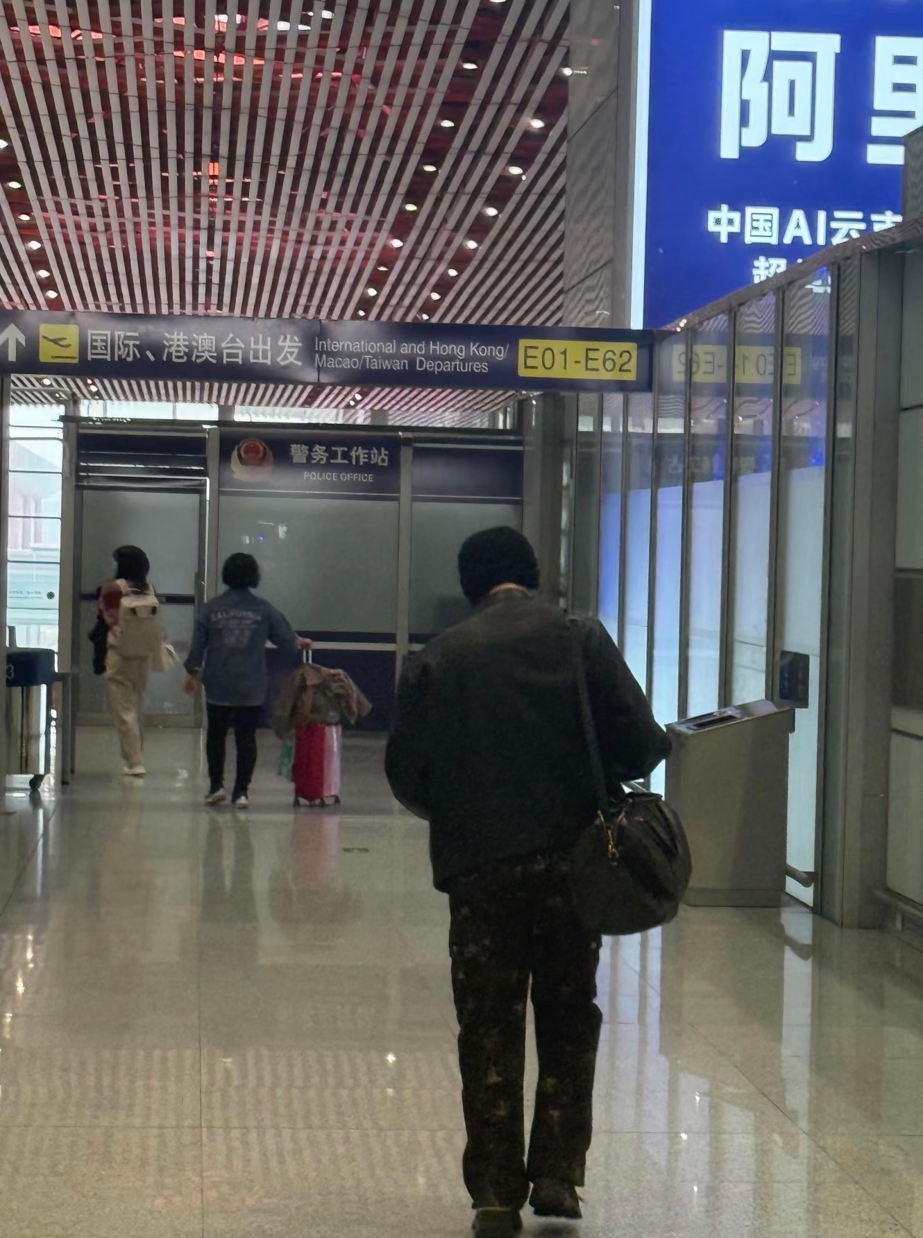 韩国机场偶遇侯明昊引发关注