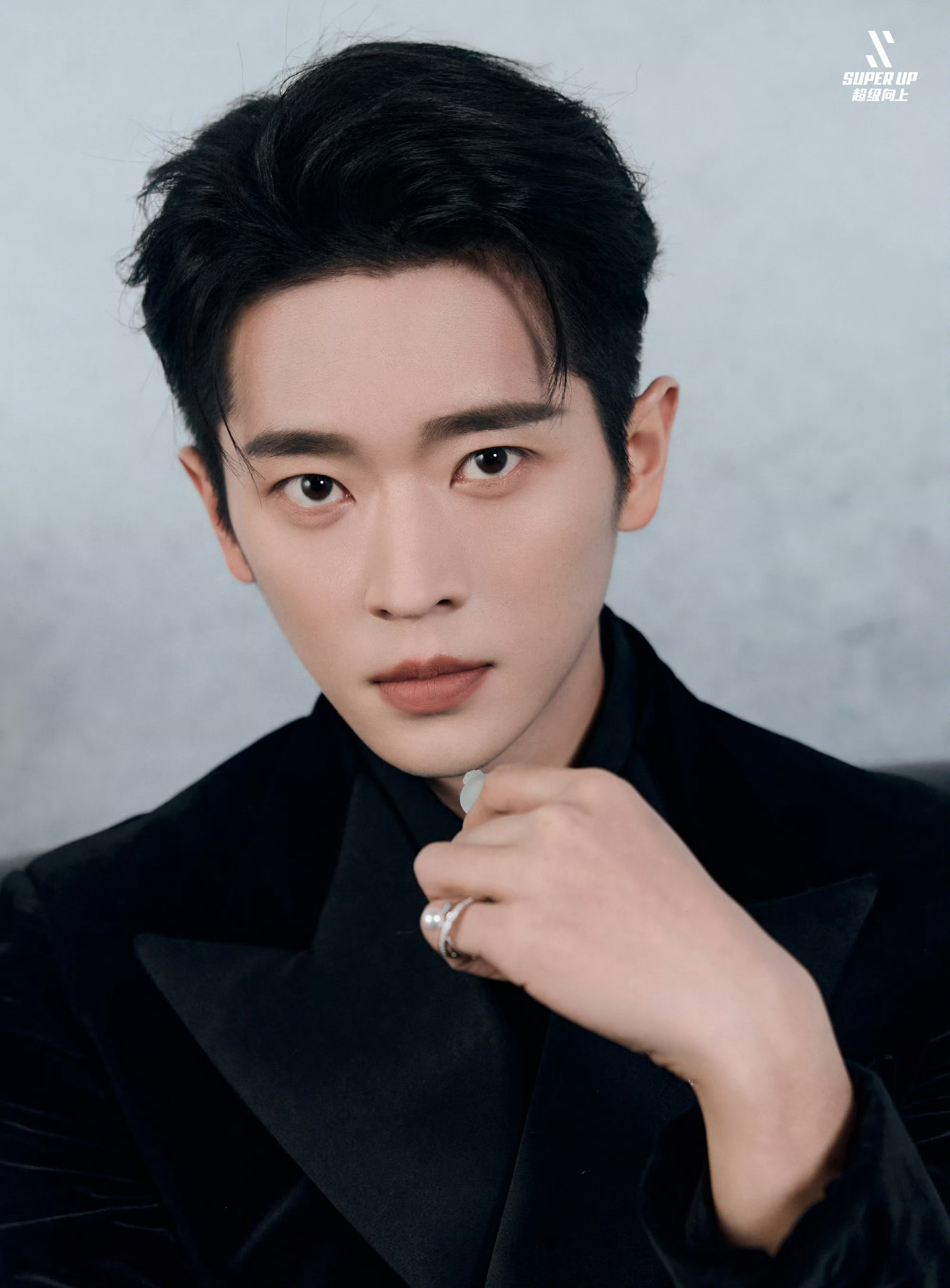 丞磊星光大赏造型清冷贵气引瞩目